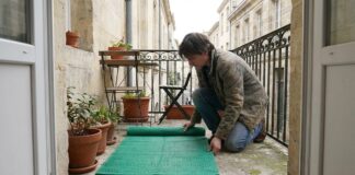 Le hack de gazon artificiel à 5 $ pour réparer instantanément les sols laids