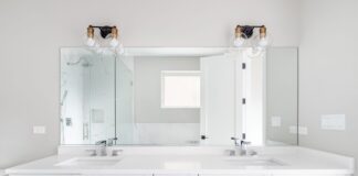 Comment réchauffer une salle de bain blanche sans rénover