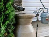 Як безпечно використовувати воду з бочки для збирання дощової води в саду та для прибирання