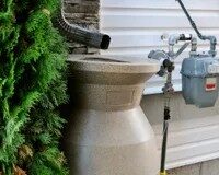 Como usar água de chuva com segurança para jardins e limpeza